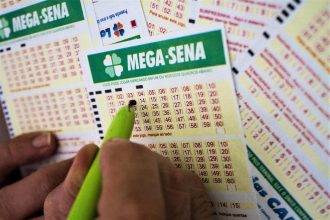 O concurso 2948 da Mega-Sena foi sorteado na noite deste sábado (06/12) e pagará até R$ 12 milhões para quem acertar as seis dezenas sorteadas.